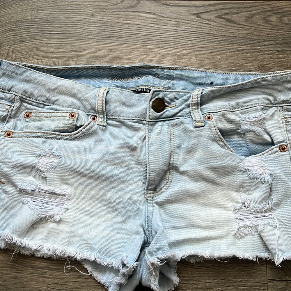 American Eagles light wash denim ripped shorts.